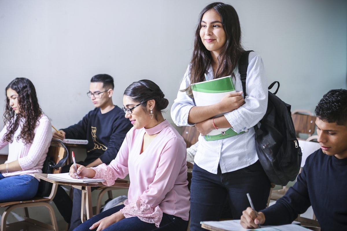 Estudiantes latinoamericanos en un aula moderna
