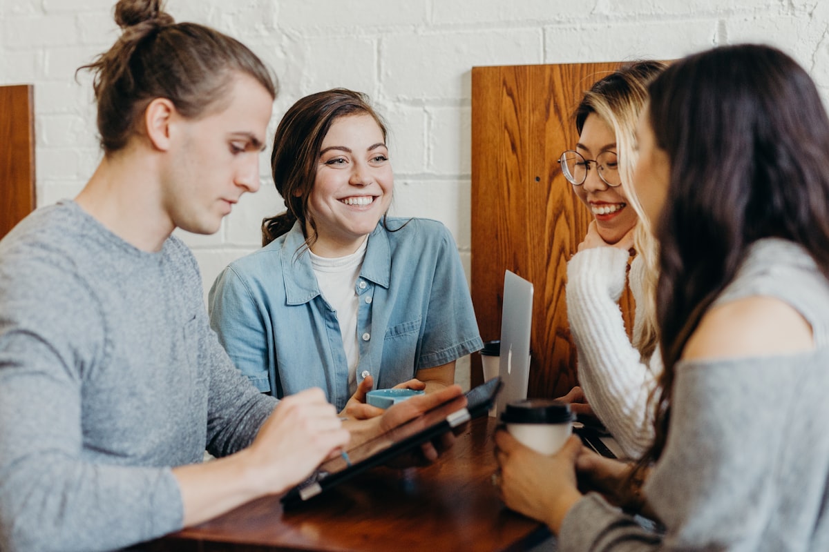 Jóvenes emprendedores colaborando con tecnología