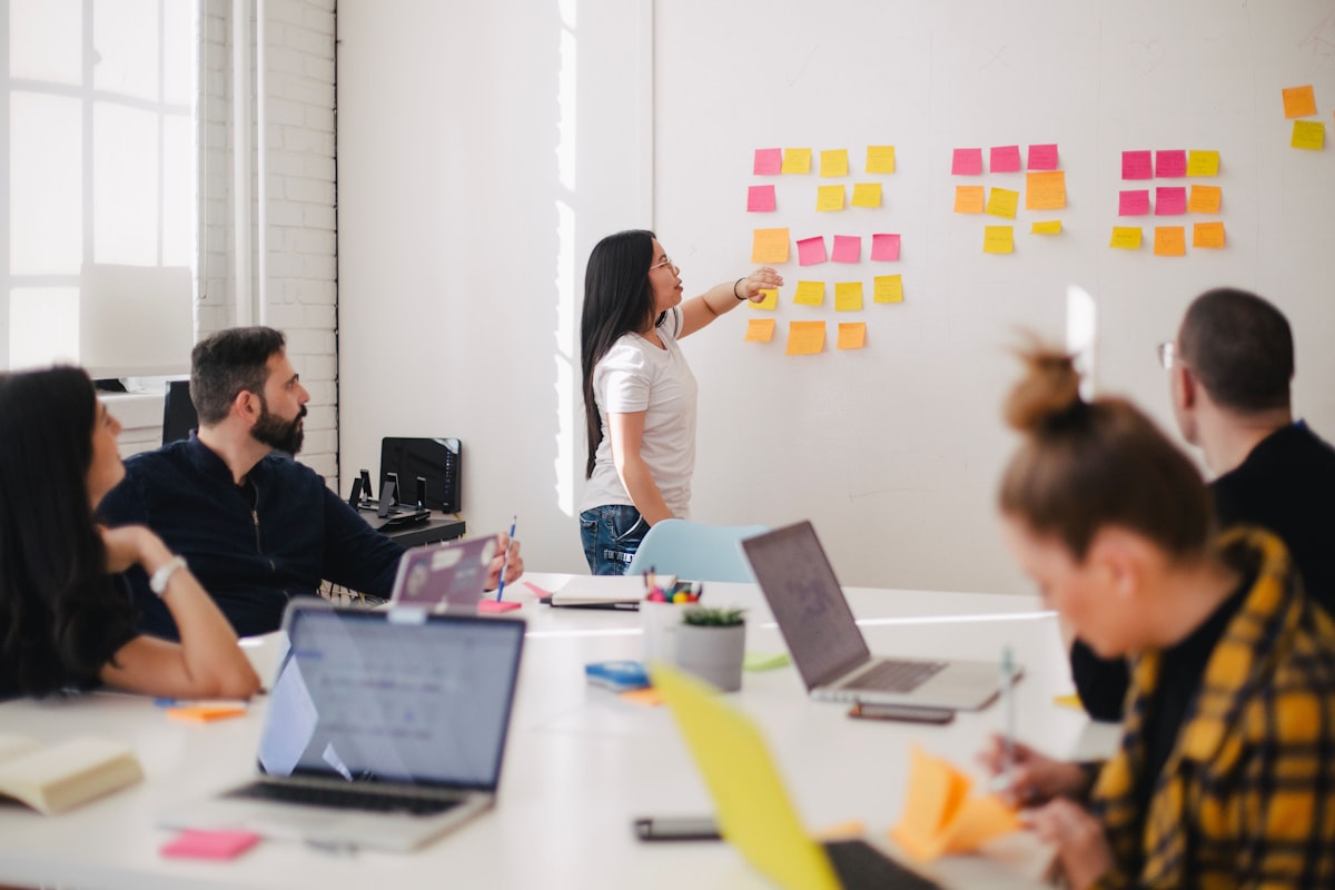 Equipo en un taller de trabajo con facilitadora